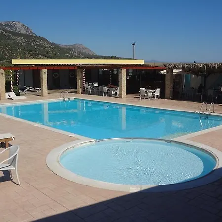 Royal Aparthotel 3*